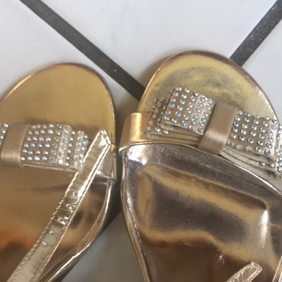 A pair of gold traps Heels - Picture 15 of 16
